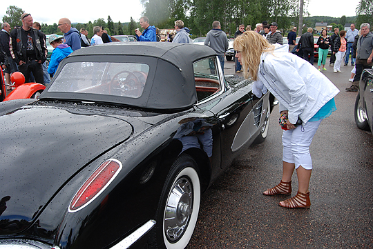 Chevrolet Corvette 1960 granskas på Västerdalsträffen i Malung under Svenska Dansbandsveckan .